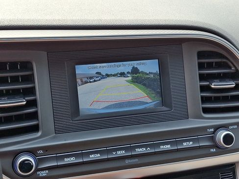 Used 2020 Hyundai Elantra SE FWD image 19