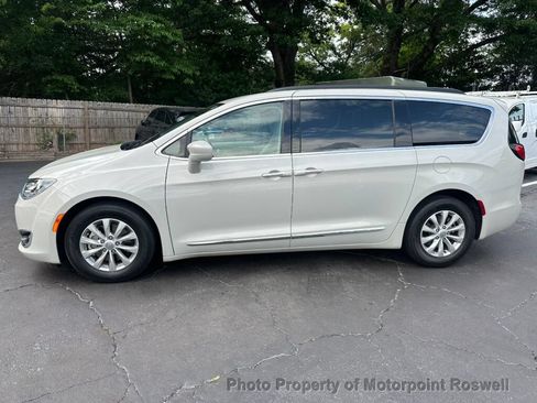 Used 2017 Chrysler Pacifica Touring-L FWD image 5