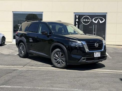 Certified 2025 Nissan Pathfinder SV FWD image 1