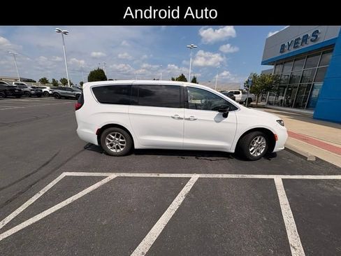 Used 2025 Chrysler Pacifica Select FWD image 8