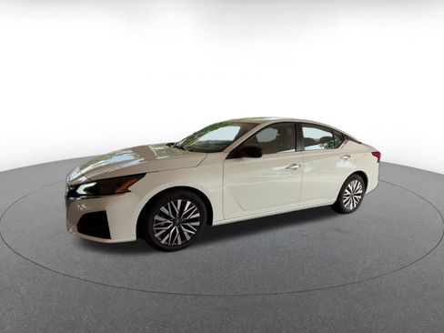 Used 2025 Nissan Altima 2.5 SV FWD image 8