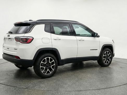 Used 2025 Jeep Compass Trailhawk image 9