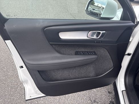 Certified 2025 Volvo XC40 B5 Core image 5