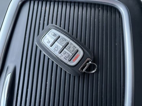 Used 2024 Chrysler Pacifica Touring-L image 29