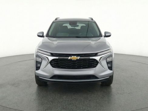 Used 2025 Chevrolet Trax LT w/ LT Convenience Package image 2