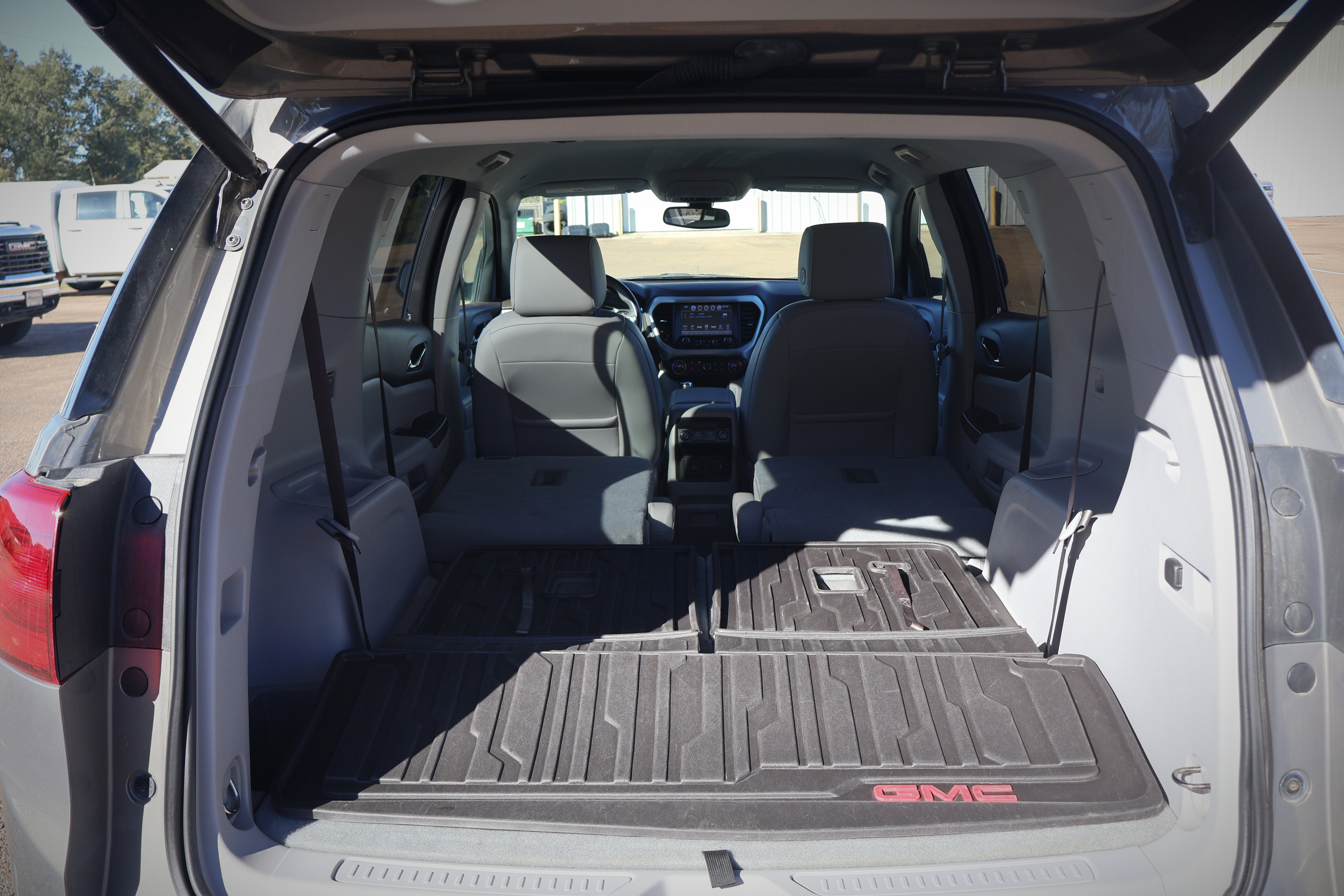 Used 2019 GMC Acadia SLT w/ LPO, Floor Liner Package FWD image 26
