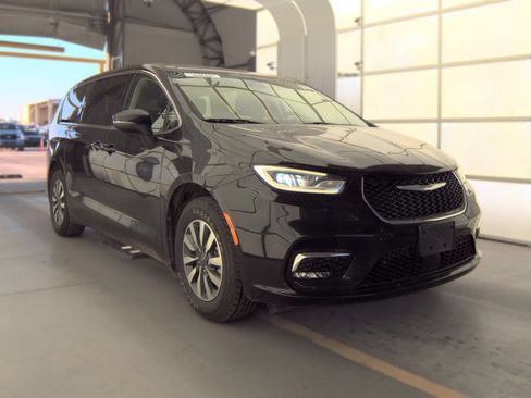 Used 2023 Chrysler Pacifica Touring-L FWD image 4