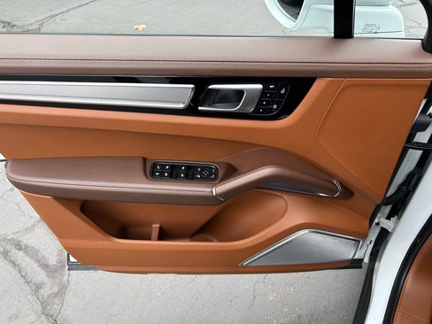 Used 2022 Porsche Cayenne Turbo S w/ Assistance Package image 17