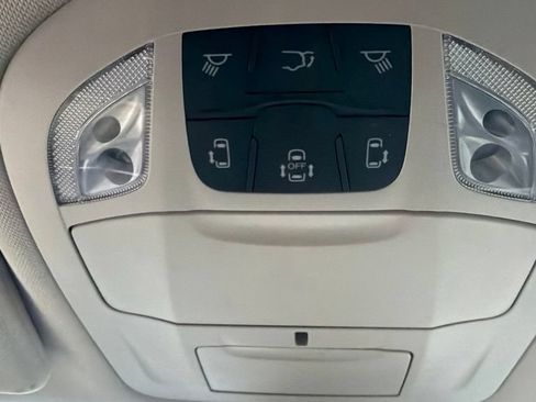 Used 2024 Chrysler Pacifica Limited FWD image 33