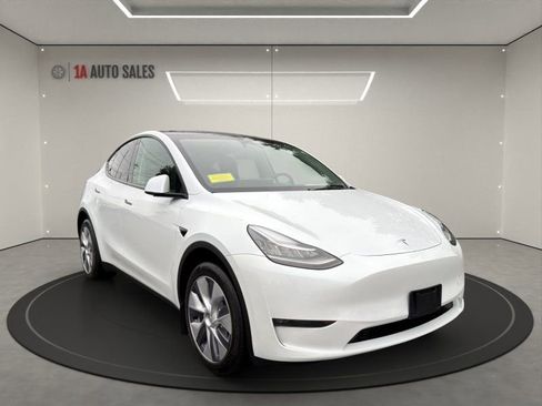 Used 2023 Tesla Model Y AWD image 7