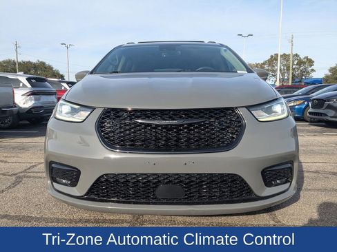 Used 2022 Chrysler Pacifica Touring-L image 10