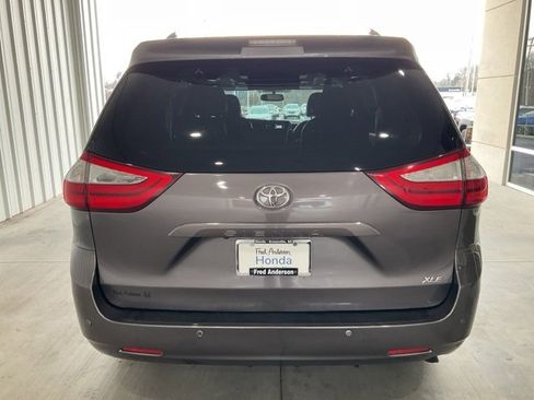 Used 2017 Toyota Sienna L image 23
