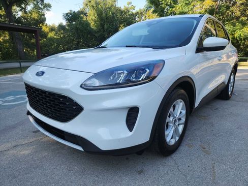 Used 2021 Ford Escape SE image 3