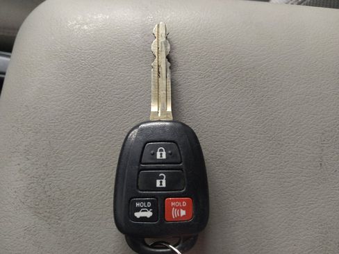 Used 2017 Toyota Camry LE FWD image 32