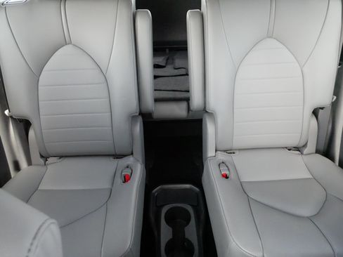 Certified 2021 Toyota Highlander XLE FWD image 13