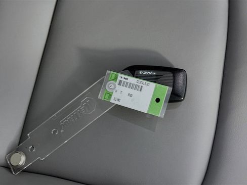 Used 2024 Toyota Venza XLE image 33