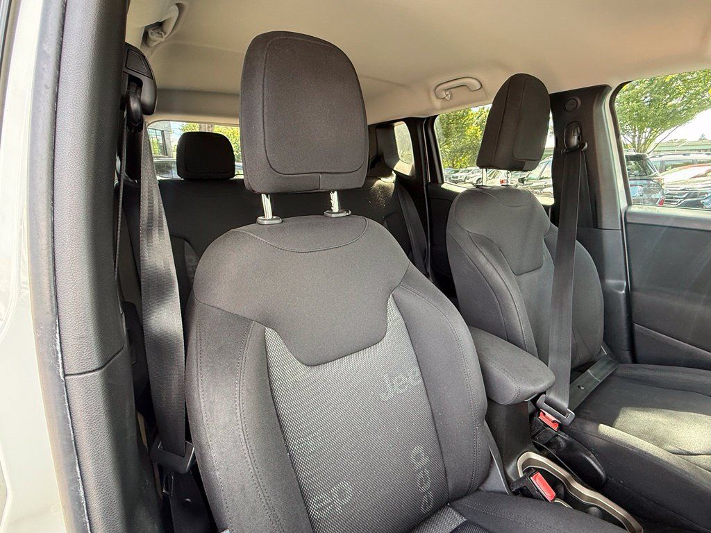 Used 2017 Jeep Renegade Latitude AWD/4WD image 24