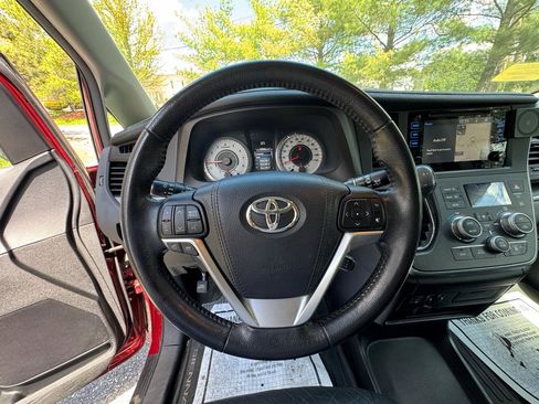Used 2016 Toyota Sienna SE Premium FWD image 19
