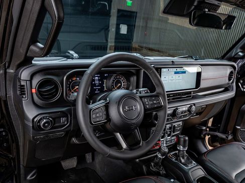 Used 2025 Jeep Wrangler Unlimited Rubicon AWD/4WD image 16
