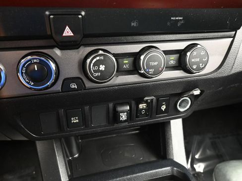 Used 2019 Toyota Tacoma TRD Off-Road image 23