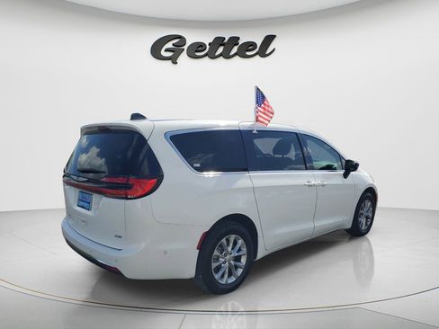 Used 2024 Chrysler Pacifica Touring-L AWD/4WD image 9