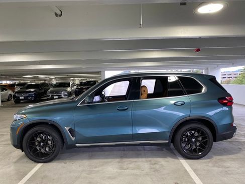 Used 2024 BMW X5 xDrive40i w/ Premium Package AWD/4WD image 2