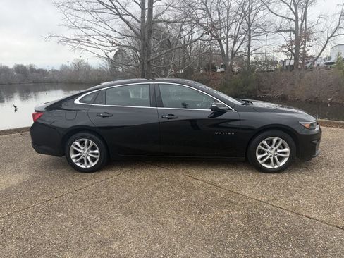 Used 2018 Chevrolet Malibu LT image 2