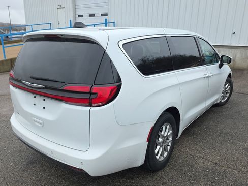 Used 2023 Chrysler Pacifica Touring-L image 6