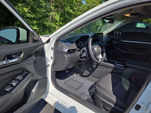 Used 2023 Nissan Altima 2.5 SV w/ SV Premium Package image 11