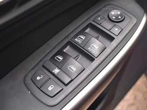 Used 2019 Jeep Cherokee Latitude Plus AWD/4WD image 23
