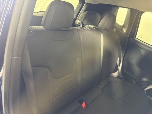 Used 2019 Jeep Renegade Latitude w/ Cold Weather Group image 25