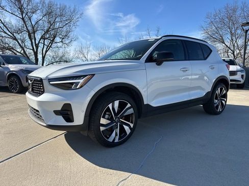 Certified 2025 Volvo XC40 B5 Plus image 4