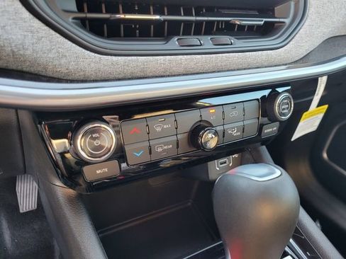 New 2026 Jeep Compass Latitude image 25