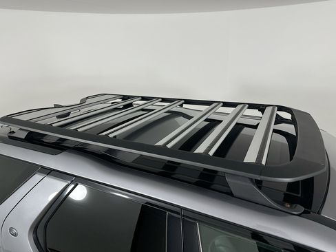 Used 2020 Land Rover Discovery SE image 12