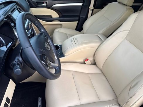 Used 2019 Toyota Highlander XLE image 20