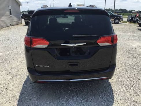 Used 2018 Chrysler Pacifica Touring-L w/ Premium Audio Group FWD image 4