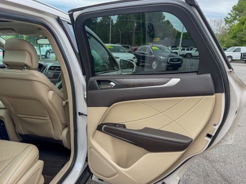 Used 2019 Lincoln MKC Reserve w/ MKC Technology Package FWD image 20
