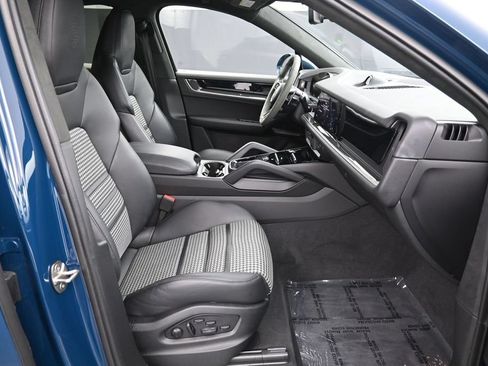 Certified 2025 Porsche Cayenne Coupe AWD/4WD image 28