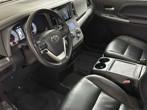 Used 2018 Toyota Sienna SE Premium FWD image 25