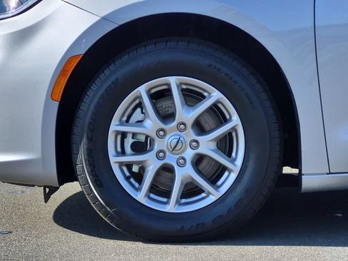 Used 2024 Chrysler Pacifica Touring-L FWD image 17