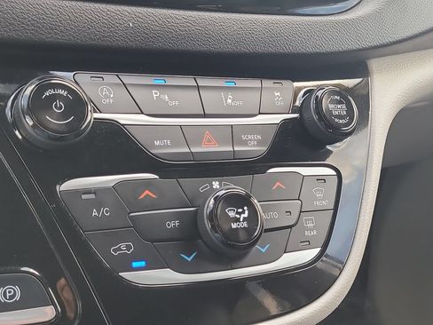 Used 2024 Chrysler Pacifica Touring-L FWD image 28