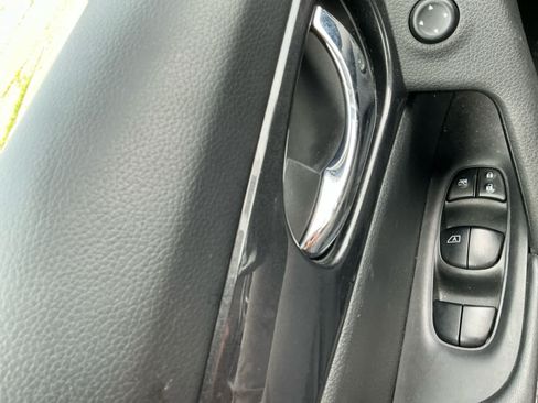 Used 2017 Nissan Rogue SV AWD/4WD image 17