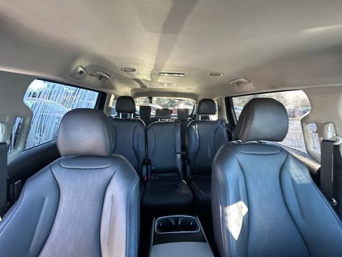 Used 2025 Kia Carnival image 27