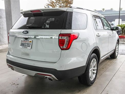 Used 2017 Ford Explorer XLT image 9