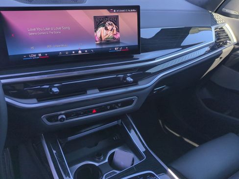 Used 2025 BMW X7 M60i image 31