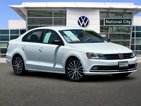 Used 2016 Volkswagen Jetta Sport w/ Lighting Package FWD image 2