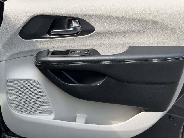 Used 2023 Chrysler Pacifica Touring-L FWD image 10