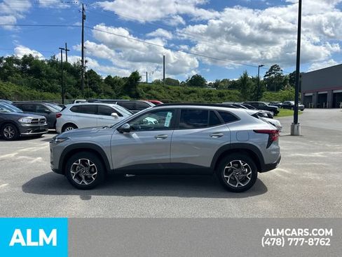Used 2025 Chevrolet Trax LT w/ LT Convenience Package FWD image 9