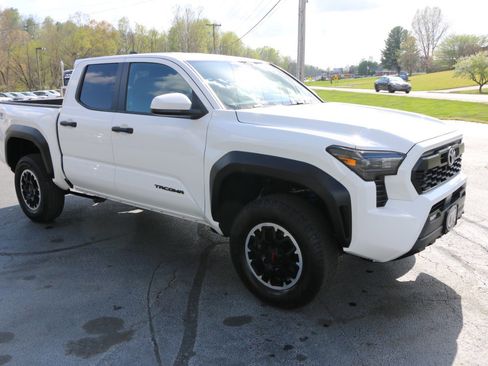 Used 2024 Toyota Tacoma TRD Off-Road AWD/4WD image 10
