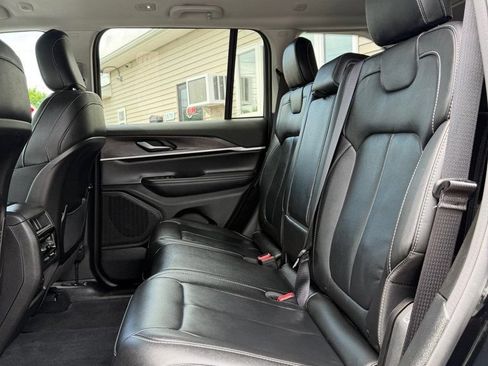 Used 2023 Jeep Grand Cherokee Limited w/ Black Appearance Package AWD/4WD image 11